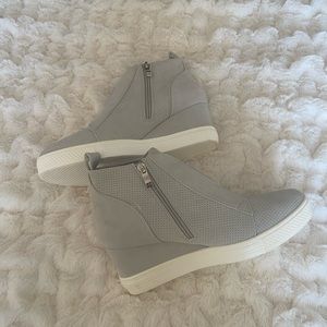 Excellent condition gray platform sneakers. sz 10